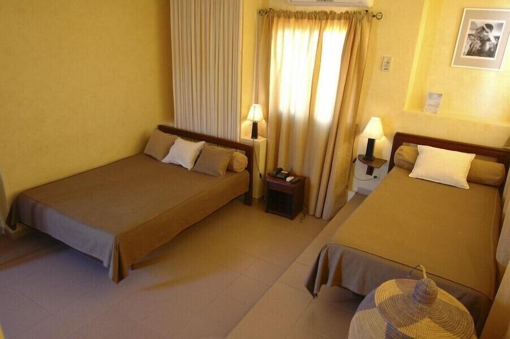 Hotel De La Poste Сен-Луи Экстерьер фото