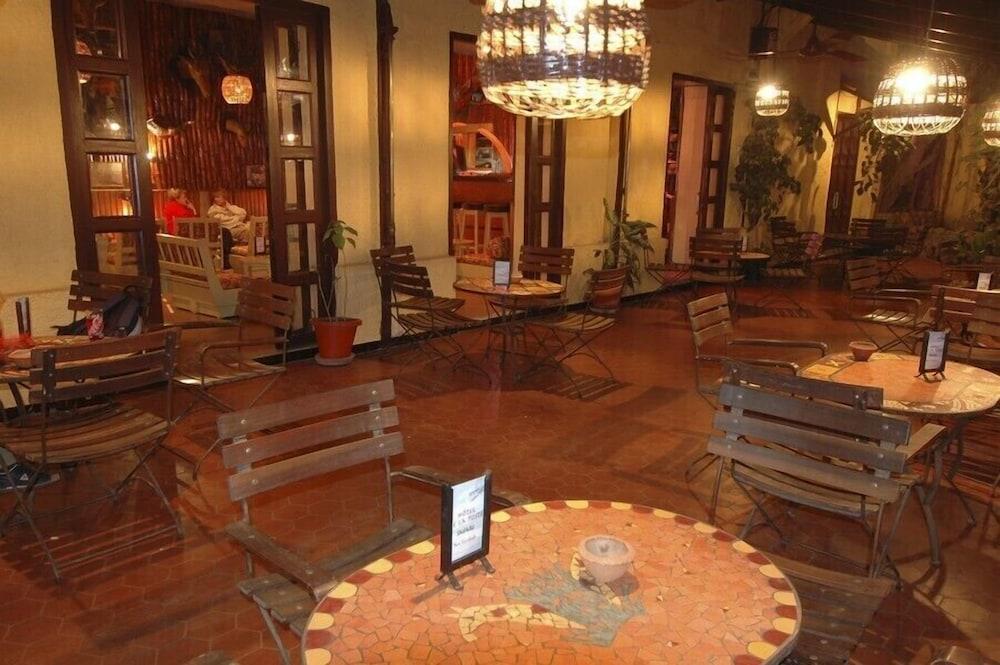 Hotel De La Poste Сен-Луи Экстерьер фото